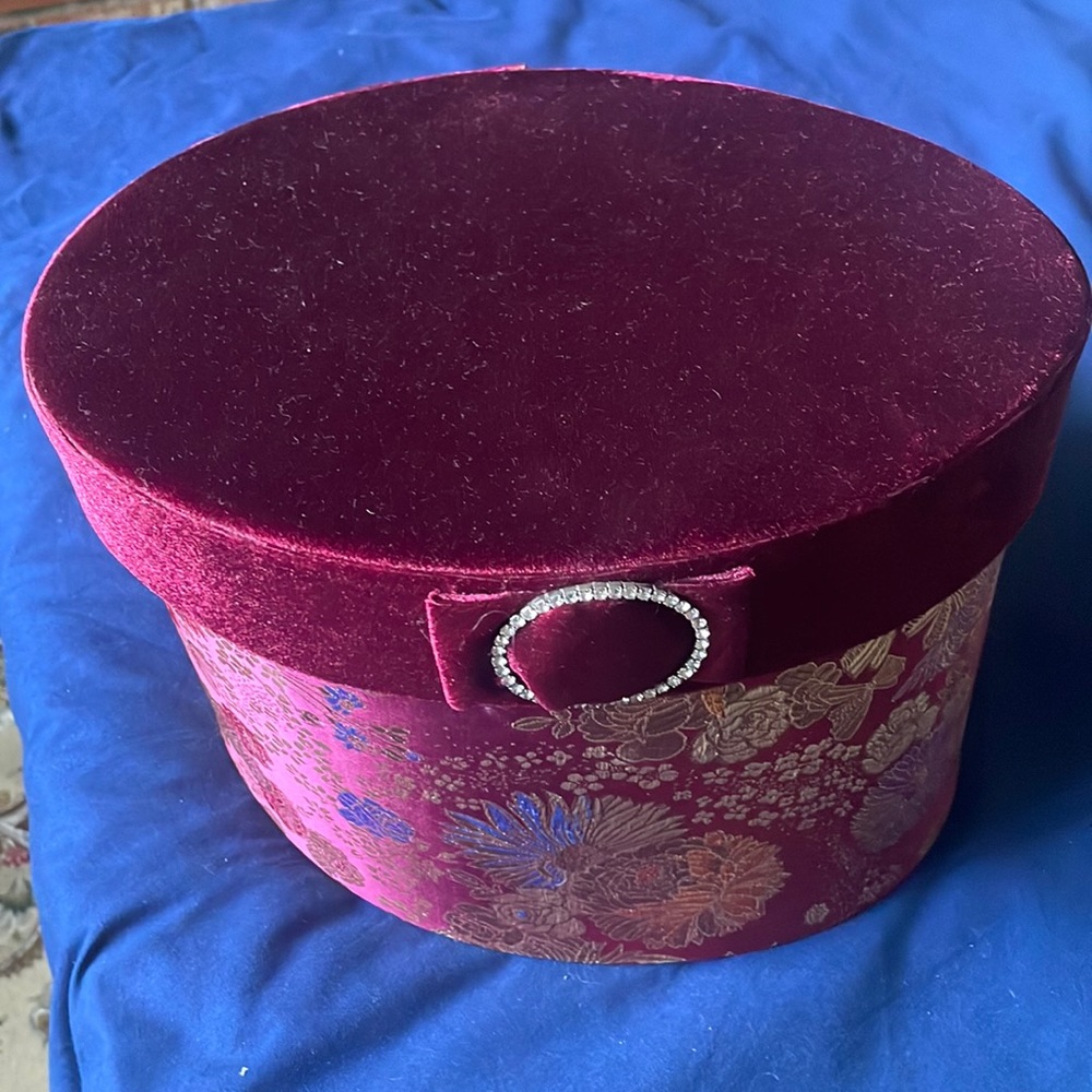 Oval Shape red velvet Top gift box.